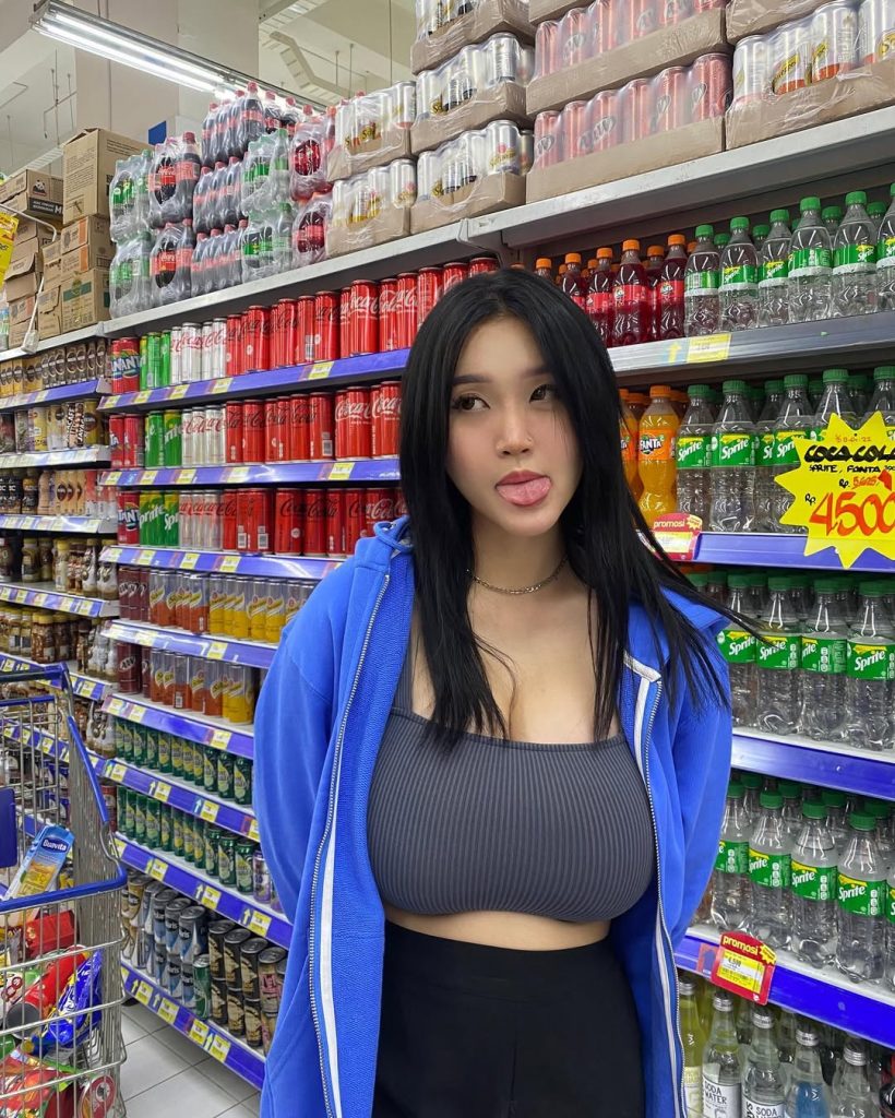 Pose Seksi Anastasya Bikin Mata Melotot